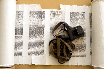 Torahrolle mit Tefillin