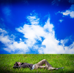 ragazzo in relax disteso su un prato