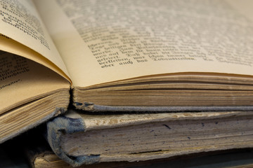aufgeschlagenes antikes Buch