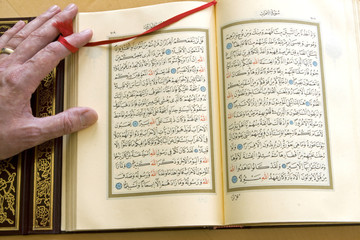 Obraz premium Reading the Koran