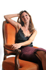 Fototapeta na wymiar femme souriante sur un fauteuil