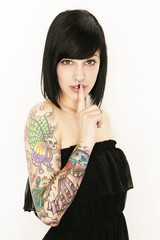 Pst...Frau mit Tattoo