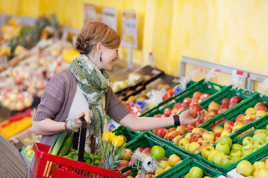 zufriedene kundin kauft obst im supermarkt