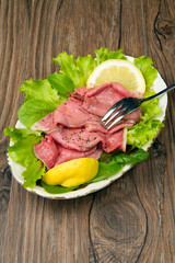 roastbeef di mazo con insalata
