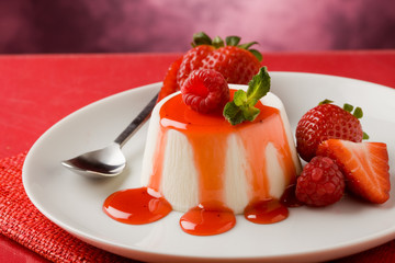 Panna Cotta con Sciroppo alla Fragola