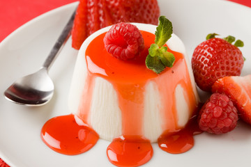 Panna Cotta con Sciroppo alla Fragola