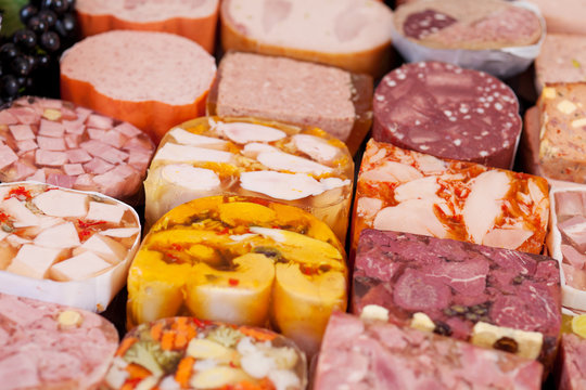 verschiedene sorten s&uuml;lze in der wursttheke