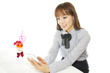 スマートフォンを持った笑顔のオフィスレディー