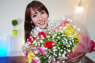 花束のプレゼントを持った笑顔の女性