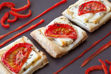Blätterteigsnack mit Schafskäse und Tomate