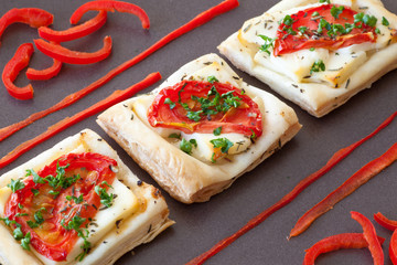 Blätterteighäppchen mit Schafskäse und Tomaten