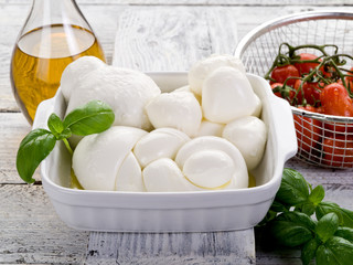 variet of mozzarella and tomato-mozzarella e pomodoro
