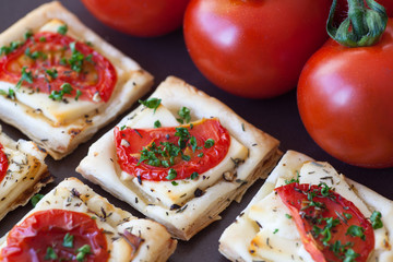Blätterteighäppchen mit Tomaten, Feta und Kräutern