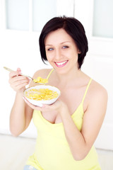 Obraz na płótnie Canvas Girl eating cornflakes