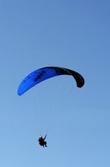 Parapente bleu