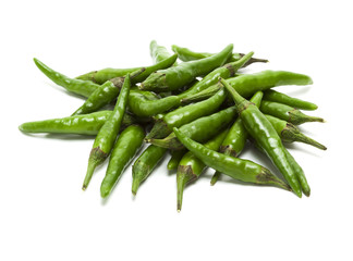 haufen grüne chili schoten isoliert