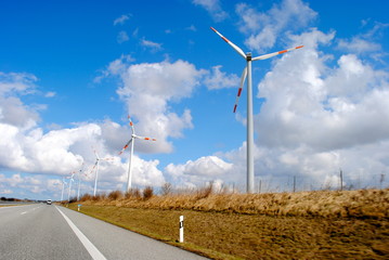 Windräder an der Autobahn