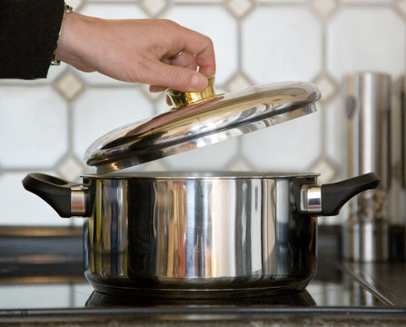 kochen topf deckel hand wasserdampf energiebewußt