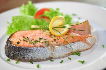 Lachssteak mit Zitrone und Salat