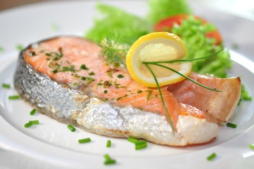 Lachssteak mit Salat