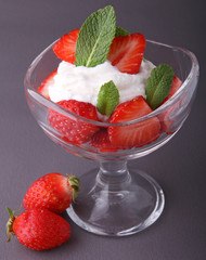 dessert, fraises et chantilly