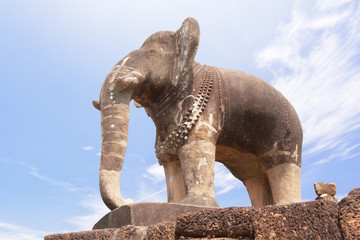 Fototapeta na wymiar Posąg słonia Stone i roślin ozdobnych w Angkor Wat, Kambodża