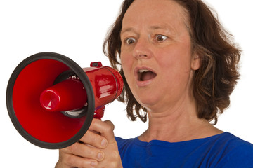 Reife Frau mit Megafon