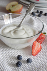 Frühstückstisch mit Joghurt