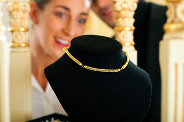 Frau in einem Schmuckgeschäft