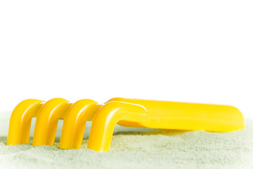 gelber spielzeug rechen