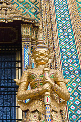 Fototapeta premium Giant golden in Wat Phra Kaew