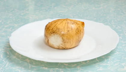 Scamorza su piatto bianco