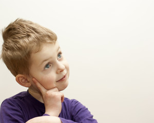 nachdenklicher Junge