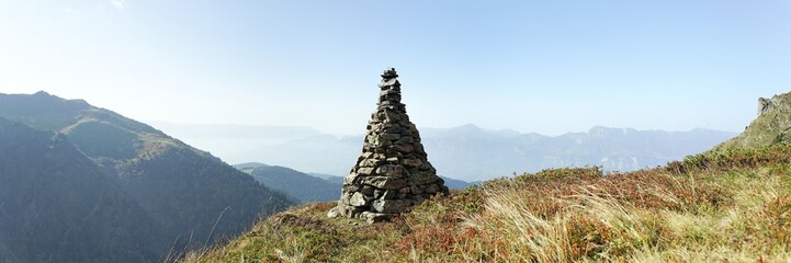 Majestueux cairn solitaire