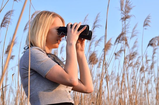 femme et t&eacute;lescope