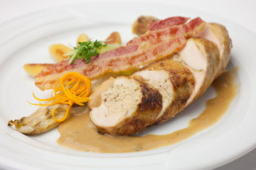 Maispoularde mit Speck