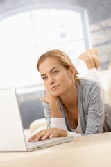 Obraz premium Young woman using laptop computer