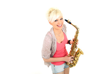 junge Frau spielt Saxophone