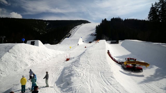 Vorbereitung Halfpipe Snowboard-Rennen