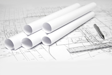 ołówek i rulony na białym planie budowy architektonicznym - obrazy, fototapety, plakaty
