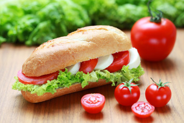 Baguette mit Tomate und Mozzarella
