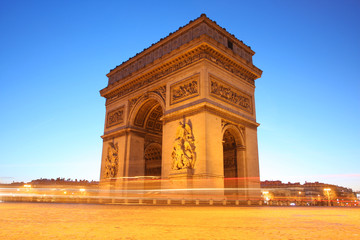 Fototapeta na wymiar Paris, Famous Arc de Triumph wieczorem, Francja