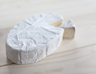 morceux de fromage français crémeux au lait cru