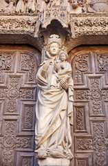 Fototapeta na wymiar Madonna z Dzieciątkiem, portal katedry w Leon