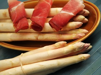 Spargel mit Schinken