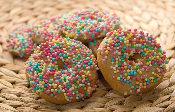 biscotti con granella di zucchero colorata