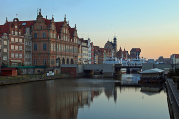 Fototapeta na wymiar Gdańsk od Riverside o świcie