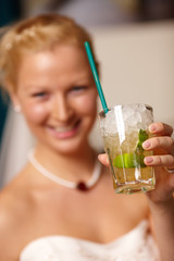 Fototapeta premium Braut trinkt Cocktail
