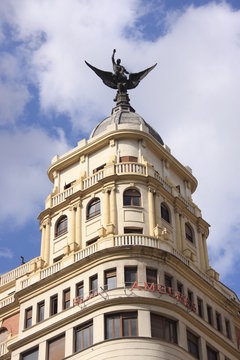 immeuble et statue
