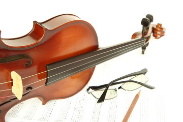 Violin on note with pencil and glasses